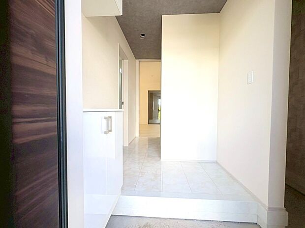 家のシンボルともいえる玄関は訪れる人を魅了します。