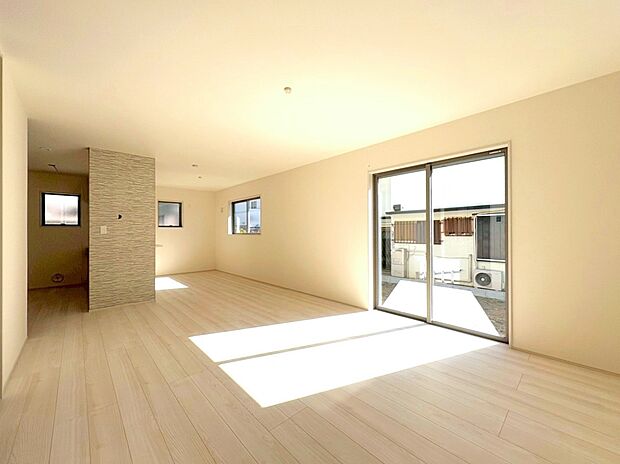 洗練された雰囲気のリビングは、長居したくなる居心地の良い空間です。