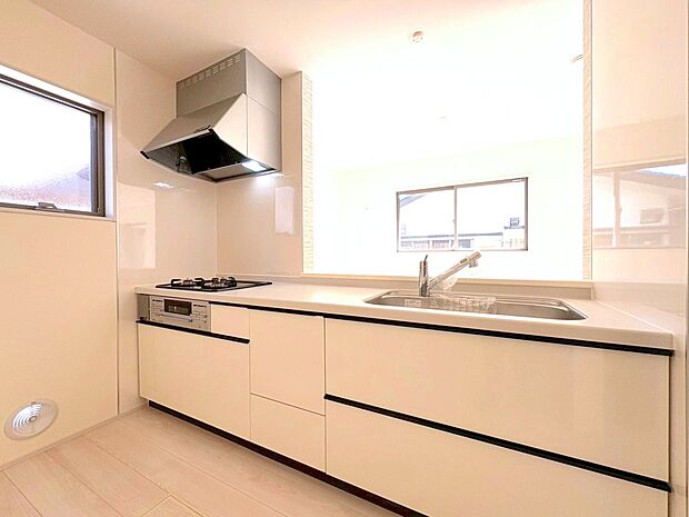 自然光が入る明るいキッチンは、作業スペースも広くとっています。