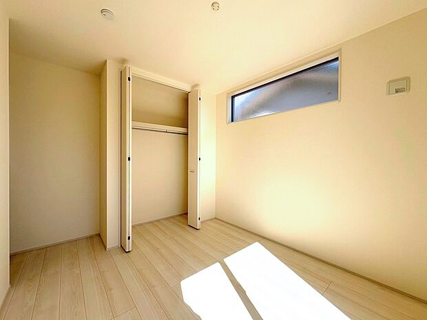 衣装ケースや掃除機、季節家電など多くの物を収納できます。