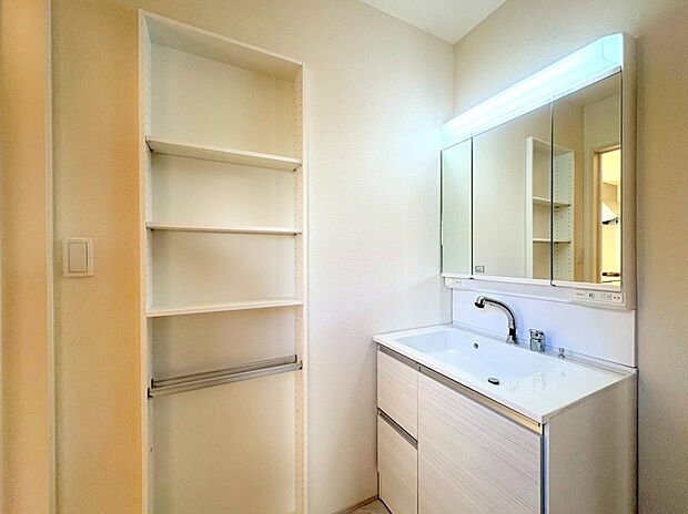 明るく清潔感のある洗面台は気持ちがいいですね。