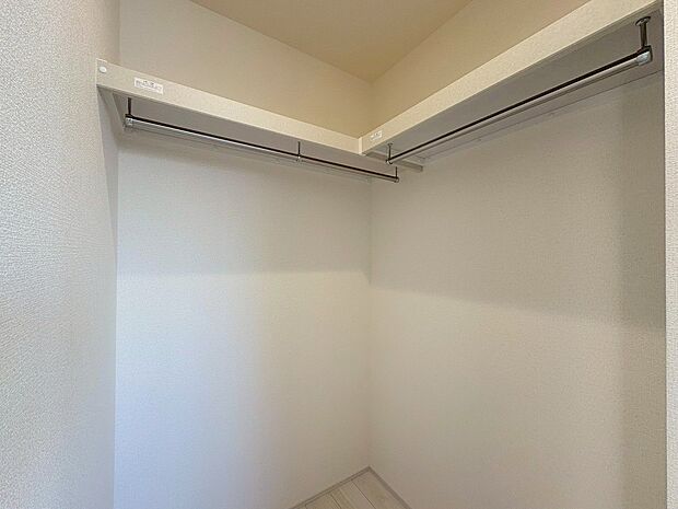 大きな荷物や寝具などもらくらく収納できる便利なスペースです。