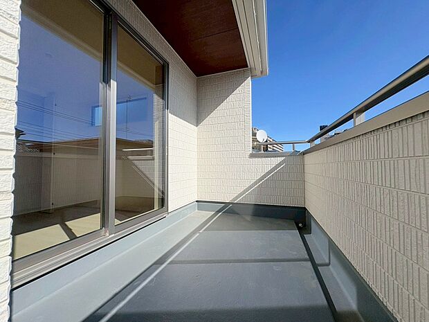 バルコニーからの明るい陽光がお部屋に差し込みます。