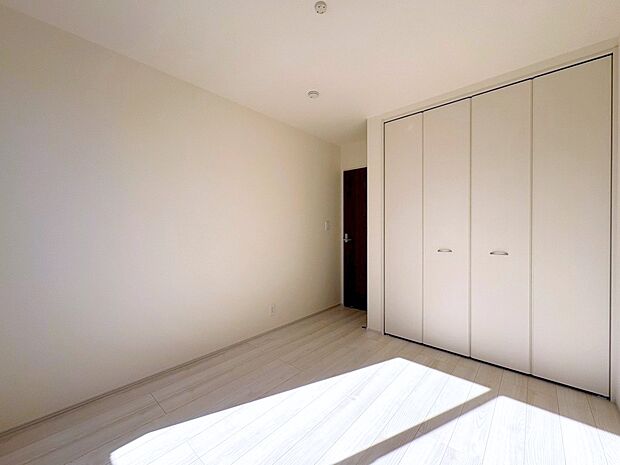 朝は自然光が差し込みスッキリと目覚めそうです。