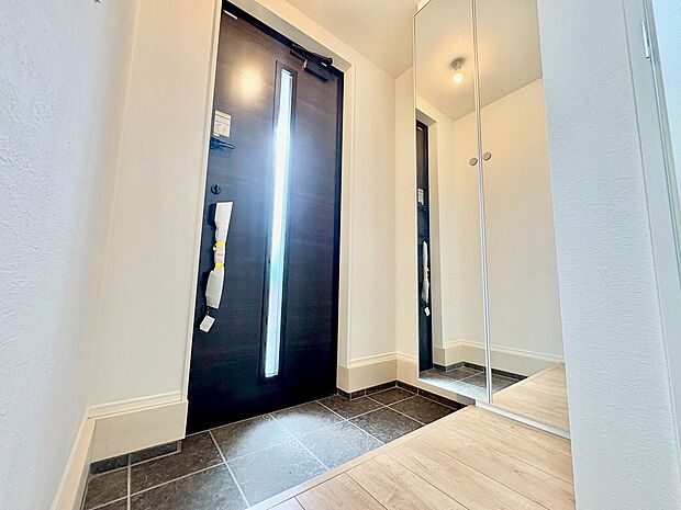 鏡が設置されているので、お洋服に合わせて靴もコーディネートしやすくなります。