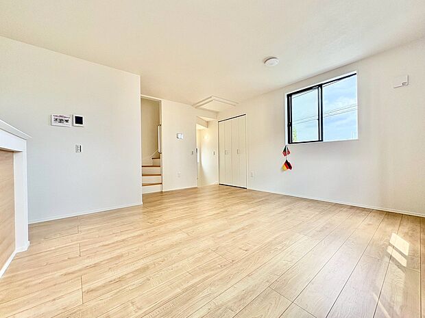 採光通風を確保した心地よいリビング空間を2階に設けました。