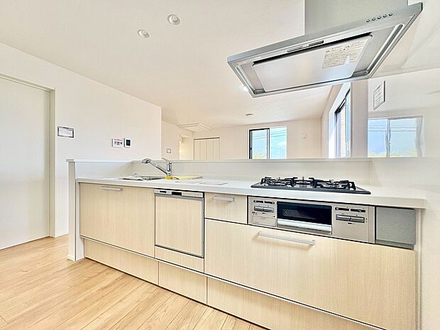 収納も多く大きな鍋やフライパン、調味料などスッキリ片付きます。