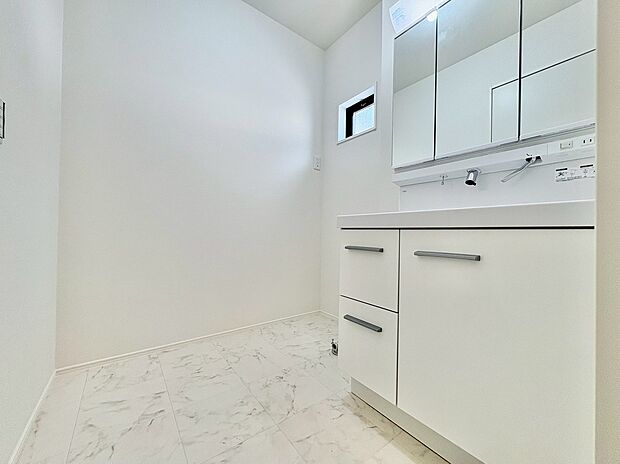 キッチンと洗面室・浴室を近づけることでスムーズな動線を実現しました。