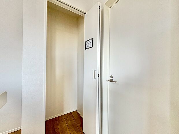 キッチンそばに設けた使い勝手の良いパントリーです。