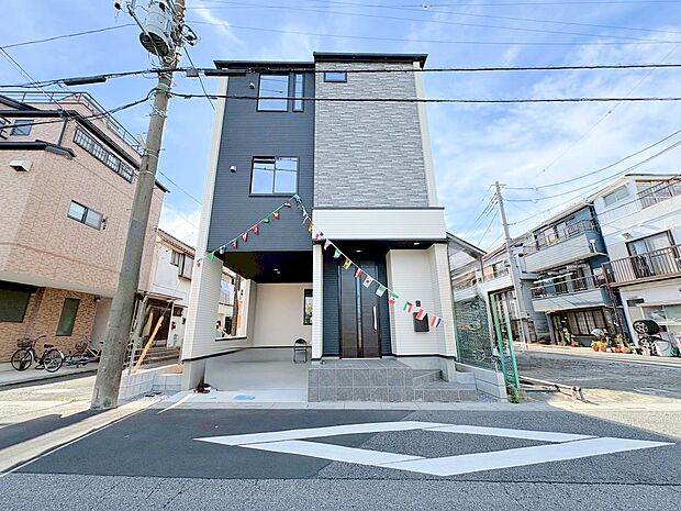 角地なので駐車もラクラク。愛車を守るビルトインガレージ付き。