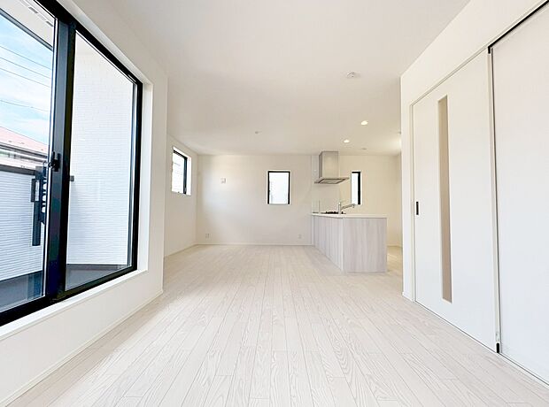 プライバシーを確保しやすく開放的に暮らせる2階リビングプラン。