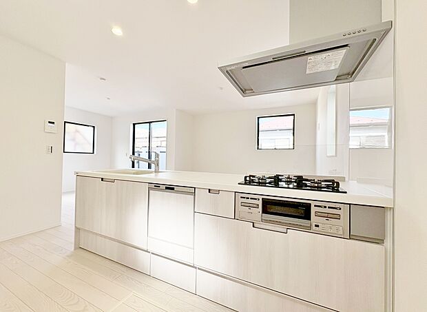 ダイニングに座るご家族やお客様と会話しながらお料理ができます。