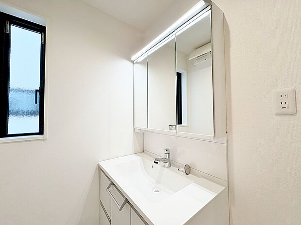 明るく清潔感のある洗面台は気持ちがいいですね。