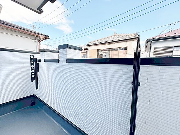 心地よい陽光や風を感じられるバルコニーを確保しました。