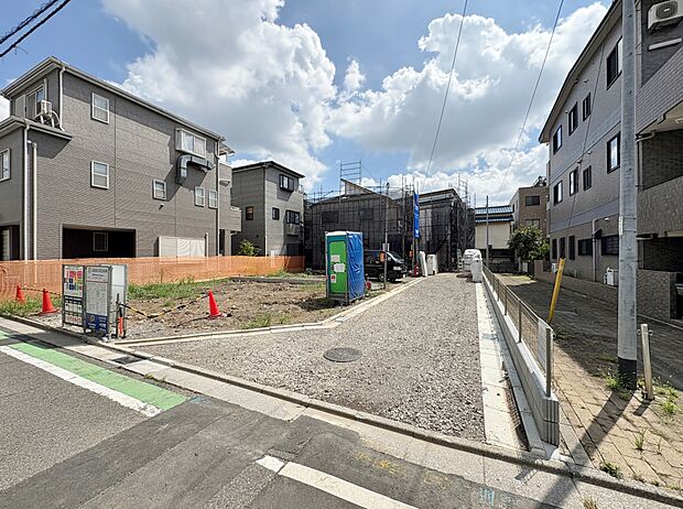 室内には豊かな陽光が注ぎ込み、爽やかな住空間を演出。(令和7年9月 撮影)