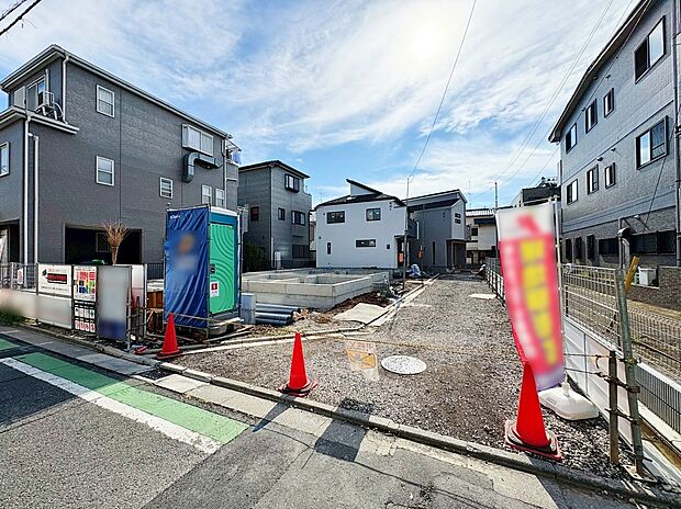 雨や風、雪などから車を守ってくれるビルトインガレージを採用。(令和7年10月 撮影)