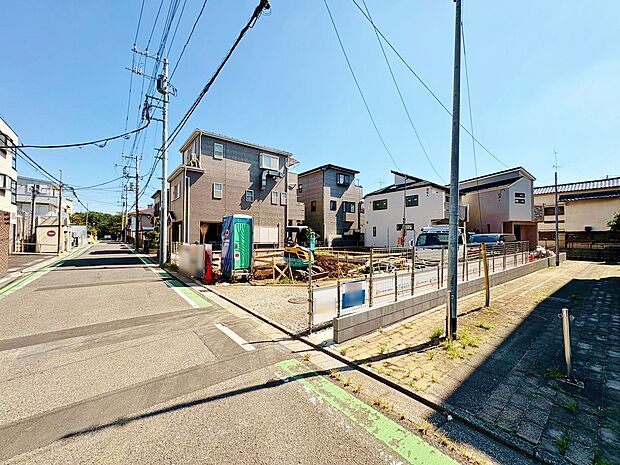 キッチンからリビング全体を見渡せ、会話を楽しみながらお料理できます。(令和7年9月 撮影)