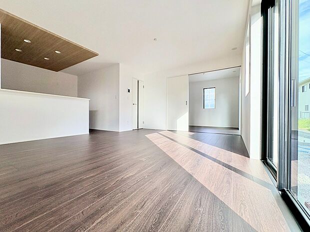 リビングダイニングに面した窓から、明るく照らすことができるLDK。