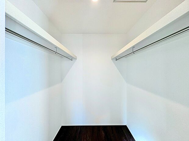 衣類の整理がしやすい収納力豊富なクローゼット。