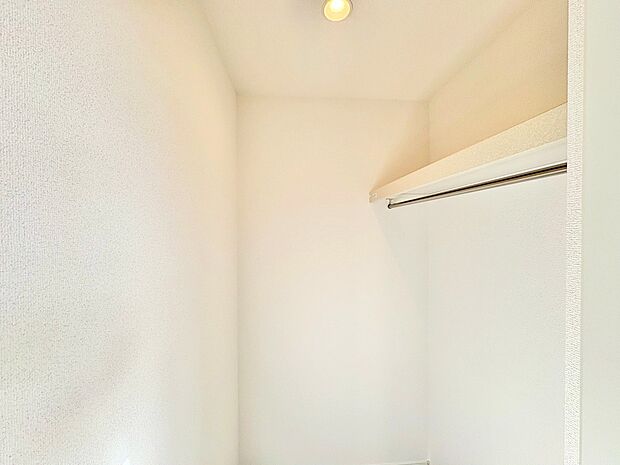 衣類や鞄、帽子など散らかりがちな小物類もすっきり収納可能。