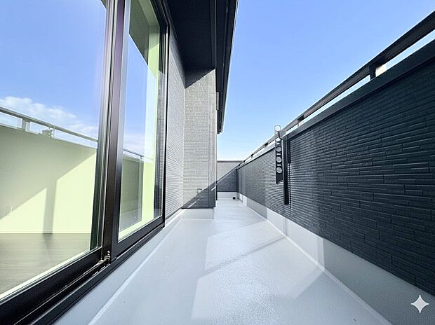 日差しを遮るもののないバルコニー。