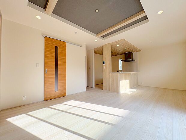 LDK横に和室がある間取りで落ち着いた中でゆったりと寛げます。