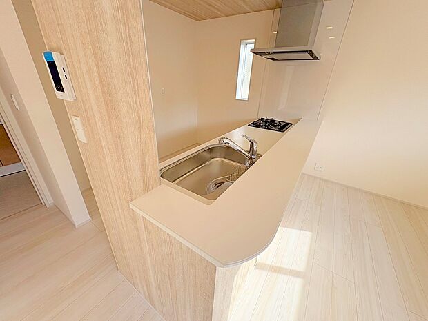 ダイニングとつながるキッチンからは家中が見渡せます。