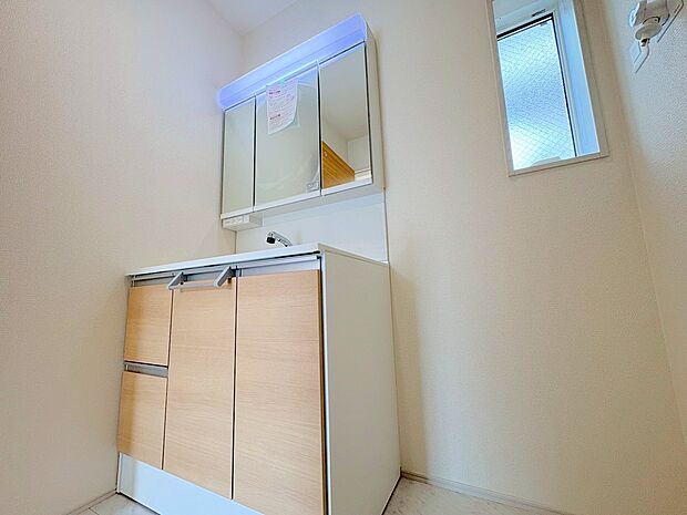 ゆとりある洗面スペースなら、朝の身支度と家事の時間が重なっても安心です。