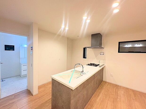 スタイリッシュなオープンスタイルキッチンです。