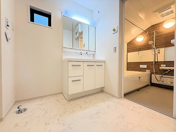 キッチンそばに洗面所、浴室を集めた無駄のないコンパクトな家事動線。