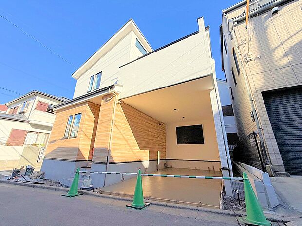 リビングには床暖房を完備し、寒い季節も快適に過ごせます。(令和7年12月 撮影)