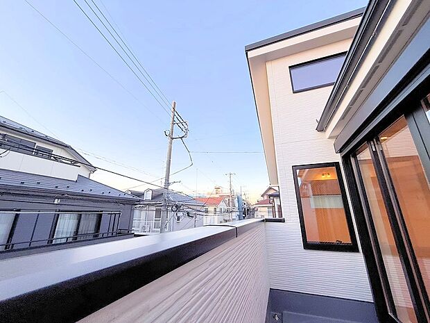 バルコニーに出た時、頬をなでる優しい風を感じます。