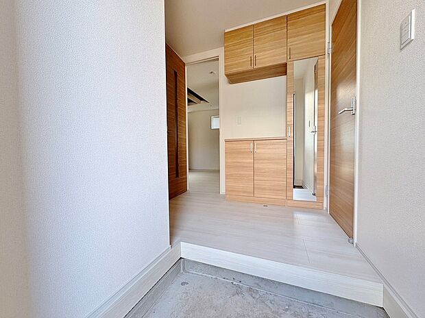 明るく開放感のある玄関ホール。収納も多くすっきりご利用できます。