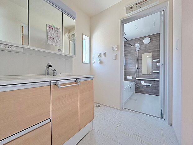 お手入れしやすい清潔感のある洗面台で気持ちよく身支度できます。