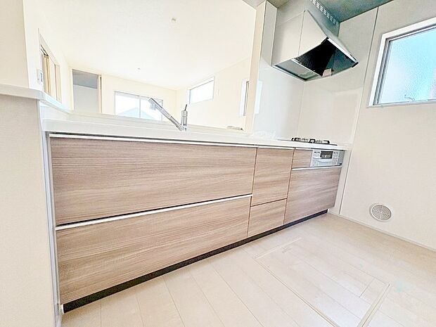 収納も多く大きな鍋やフライパン、調味料などスッキリ片付きます。