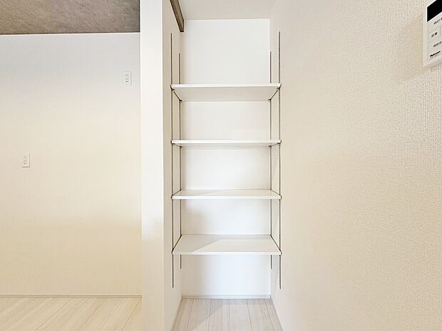 たっぷりと収納できるパントリーです。