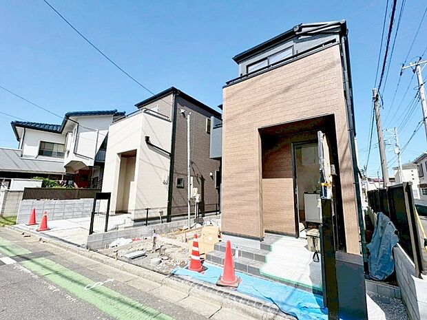 右側が当物件。開放感のある角地に面した邸宅。ゆとりの5LDK。(令和7年10月 撮影)