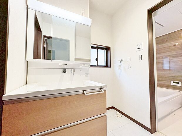 鏡の裏側には細かい物も収納でき、スッキリ片付いた洗面台に。