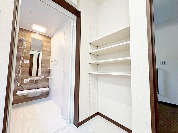 たっぷり収納可能な可動棚付きの洗面室です。