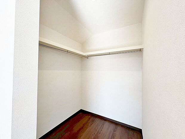 沢山の衣類や小物もたっぷり収納できます。