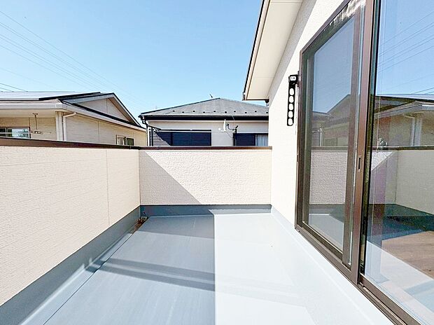 たくさんの日差しと風を受け洗濯物もすぐに乾きそう。