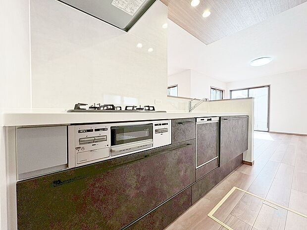 食洗機付きのシステムキッチン。使いやすくお手入れもラクラク。