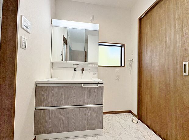 玄関とキッチンから行き来できる洗面室です。