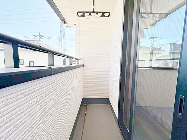 南東向きで陽当たりの良いバルコニーです。