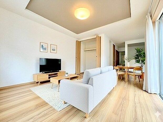 豊かな光と風を運んでくれるわが家自慢の場所。※現況の物件写真に、CGによる画像処理がされています。