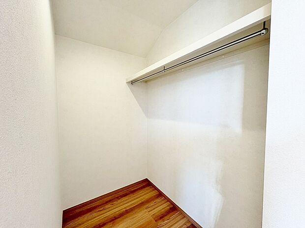 機能的な収納を配置して、片付いた空間を維持できそう。