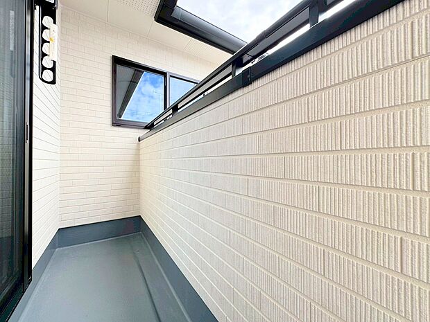 陽当たりの良いバルコニーで、洗濯物もすぐに乾きそうですね。