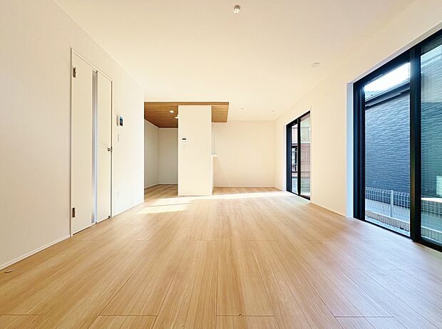 家族が集い、笑い、過ごす広く開放的な自遊空間。