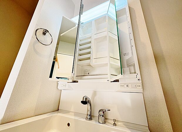 鏡の裏側には細かい物も収納でき、スッキリ片付いた洗面台に。