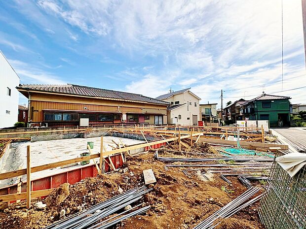 左側が当物件。いつまでも輝き続けて、いつしか街の風景に溶け込んでいきます。(令和7年10月 撮影)